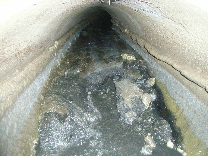 工場内における排水管・側溝の清掃工事