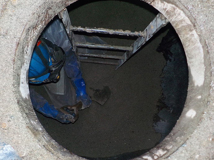 ガス焚きボイラーへの変更に伴う地下タンク廃止工事（砂入れ）